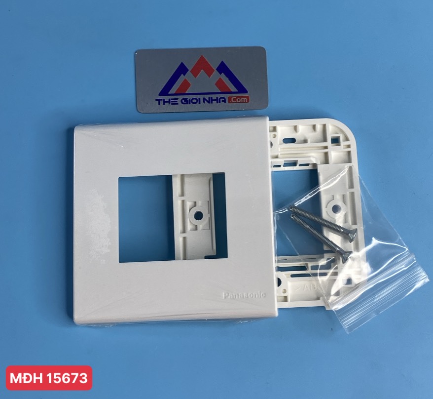 Mặt vuông dành cho 2 thiết bị/ổ đơn 3 chấu Panasonic WEB7812SW, dòng Wide