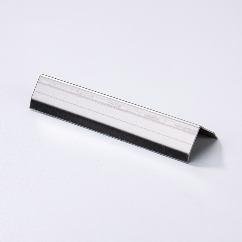 Nẹp V inox kich thuoc 25×25 mm, dày 0.6mm màu trắng, dài 2400mm.