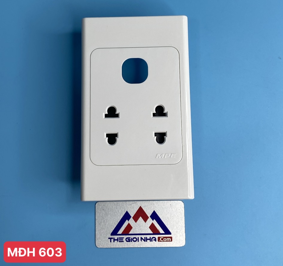 Ổ cắm đôi 2 chấu 16A +1 lỗ MPE A20US2XN, kích thước: 120mm x 72mm