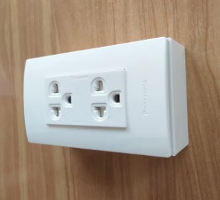 Đế và ổ cắm đôi 3 chấu