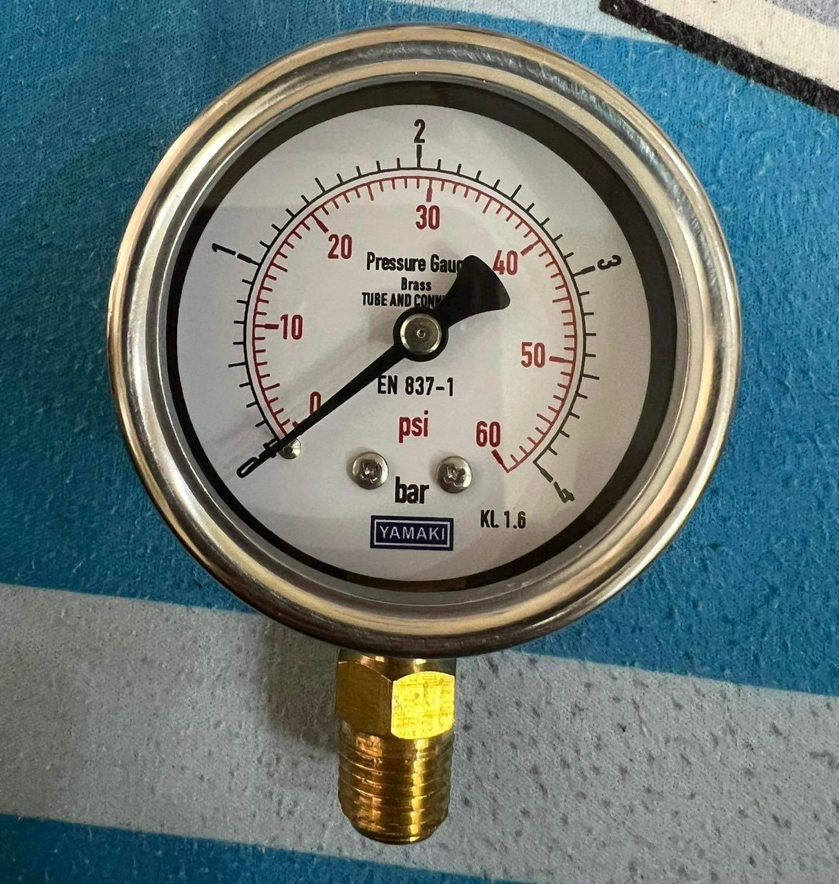 Đồng hồ đo áp suất Yamaki dải đo 0-4 bar, mặt 63mm, chân ren đồng kết nối 1/4 NPT, có dầu