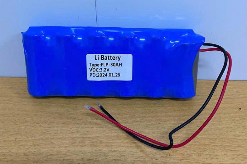 Pin khối thay thế cho đèn năng lượng mặt trời, Pin lithium 32700 dung lượng lớn 30000mAh, (gồm 6 cell pin 32650)